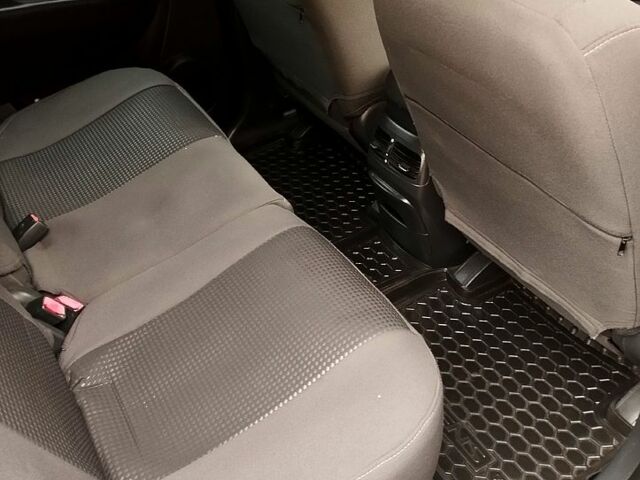 Красный Киа Каренс, объемом двигателя 2 л и пробегом 260 тыс. км за 5800 $, фото 13 на Automoto.ua