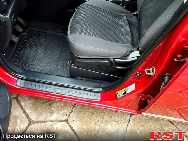 Красный Киа Каренс, объемом двигателя 2 л и пробегом 260 тыс. км за 5800 $, фото 11 на Automoto.ua