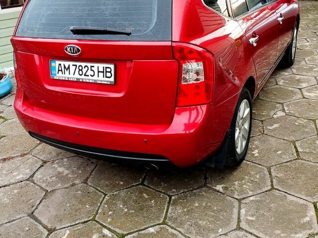 Красный Киа Каренс, объемом двигателя 2 л и пробегом 260 тыс. км за 5800 $, фото 2 на Automoto.ua