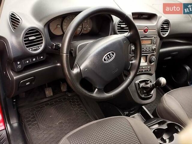 Червоний Кіа Каренс, об'ємом двигуна 2 л та пробігом 260 тис. км за 5800 $, фото 23 на Automoto.ua