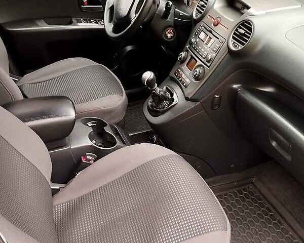 Червоний Кіа Каренс, об'ємом двигуна 2 л та пробігом 260 тис. км за 5800 $, фото 7 на Automoto.ua