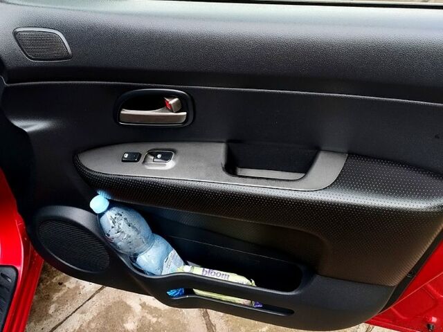 Красный Киа Каренс, объемом двигателя 2 л и пробегом 260 тыс. км за 5800 $, фото 1 на Automoto.ua