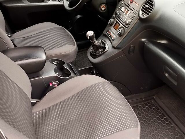 Красный Киа Каренс, объемом двигателя 2 л и пробегом 260 тыс. км за 5800 $, фото 8 на Automoto.ua