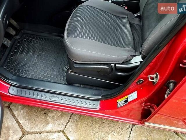 Червоний Кіа Каренс, об'ємом двигуна 2 л та пробігом 260 тис. км за 5800 $, фото 24 на Automoto.ua