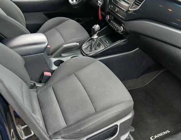 Киа Каренс, объемом двигателя 1.7 л и пробегом 210 тыс. км за 9999 $, фото 2 на Automoto.ua