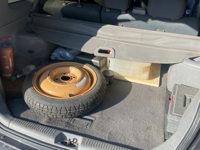 Серый Киа Каренс, объемом двигателя 1.6 л и пробегом 231 тыс. км за 3000 $, фото 10 на Automoto.ua