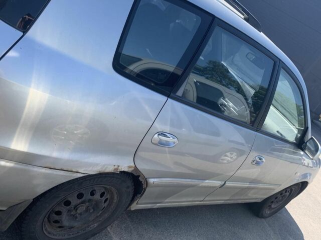 Серый Киа Каренс, объемом двигателя 2 л и пробегом 250 тыс. км за 834 $, фото 4 на Automoto.ua