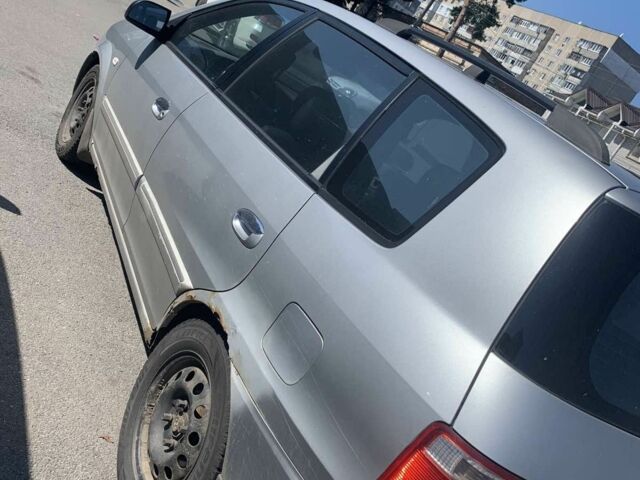 Серый Киа Каренс, объемом двигателя 2 л и пробегом 250 тыс. км за 834 $, фото 1 на Automoto.ua