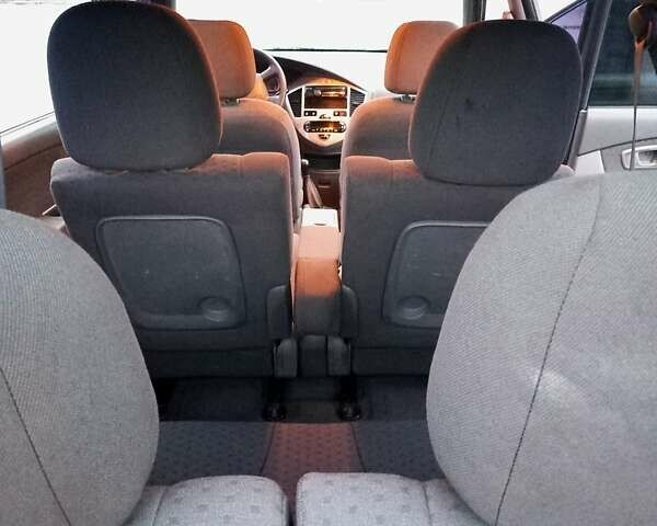 Серый Киа Каренс, объемом двигателя 1.8 л и пробегом 281 тыс. км за 3750 $, фото 19 на Automoto.ua