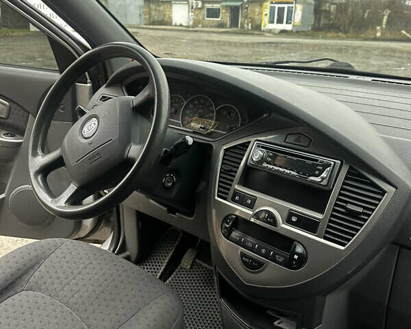 Сірий Кіа Каренс, об'ємом двигуна 1.8 л та пробігом 207 тис. км за 4990 $, фото 9 на Automoto.ua