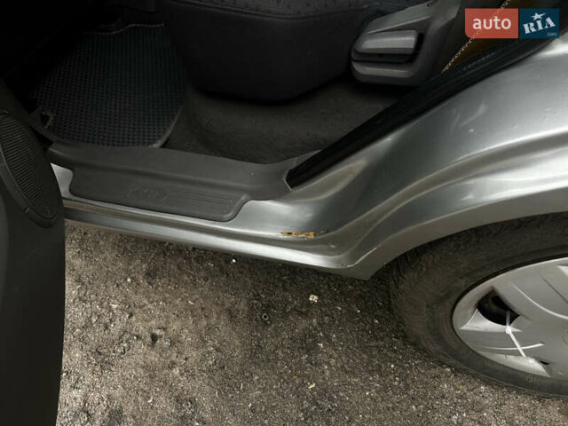 Сірий Кіа Каренс, об'ємом двигуна 1.8 л та пробігом 207 тис. км за 4990 $, фото 15 на Automoto.ua