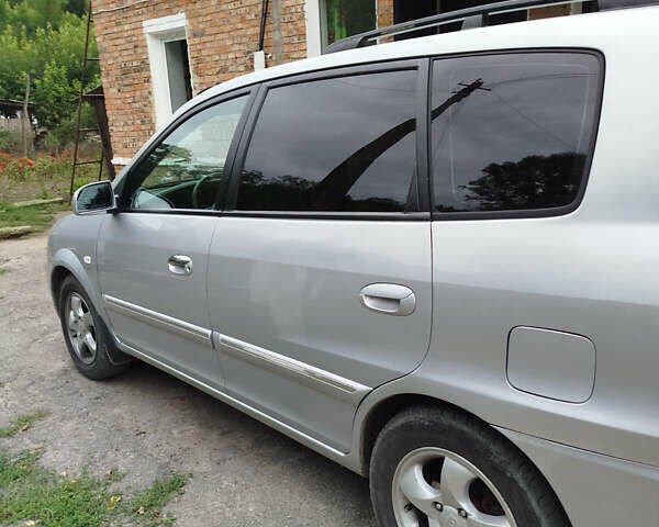 Серый Киа Каренс, объемом двигателя 1.99 л и пробегом 200 тыс. км за 6200 $, фото 3 на Automoto.ua