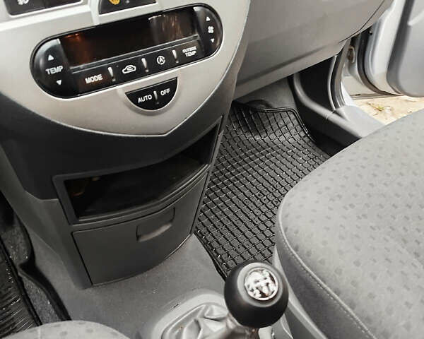 Серый Киа Каренс, объемом двигателя 1.99 л и пробегом 200 тыс. км за 6200 $, фото 10 на Automoto.ua