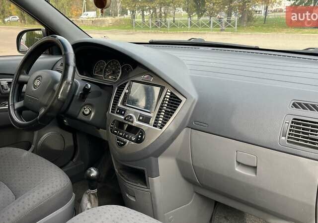 Киа Каренс 2005 в Николаеве на Automoto.ua Серый Киа Каренс, объемом двигателя 1.98 л и пробегом 217 тыс. км за 5300 $, фото 9 на Automoto.ua