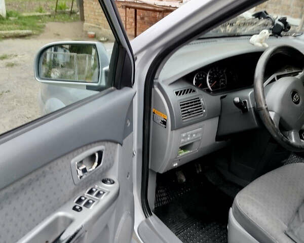 Серый Киа Каренс, объемом двигателя 1.99 л и пробегом 200 тыс. км за 6200 $, фото 14 на Automoto.ua