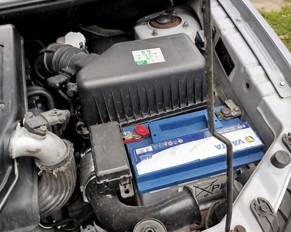 Серый Киа Каренс, объемом двигателя 1.99 л и пробегом 200 тыс. км за 6200 $, фото 6 на Automoto.ua