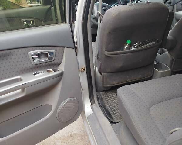 Серый Киа Каренс, объемом двигателя 1.59 л и пробегом 207 тыс. км за 4300 $, фото 5 на Automoto.ua