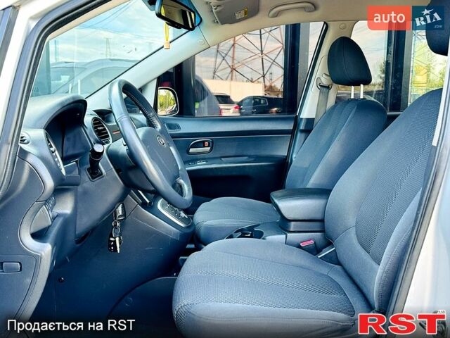 Серый Киа Каренс, объемом двигателя 2 л и пробегом 260 тыс. км за 6899 $, фото 6 на Automoto.ua