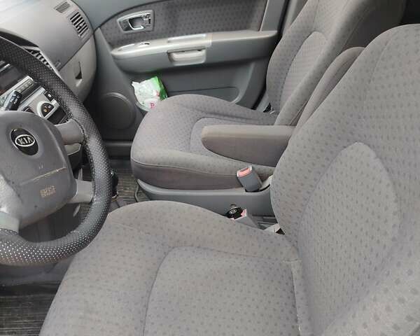 Серый Киа Каренс, объемом двигателя 1.59 л и пробегом 207 тыс. км за 4300 $, фото 2 на Automoto.ua