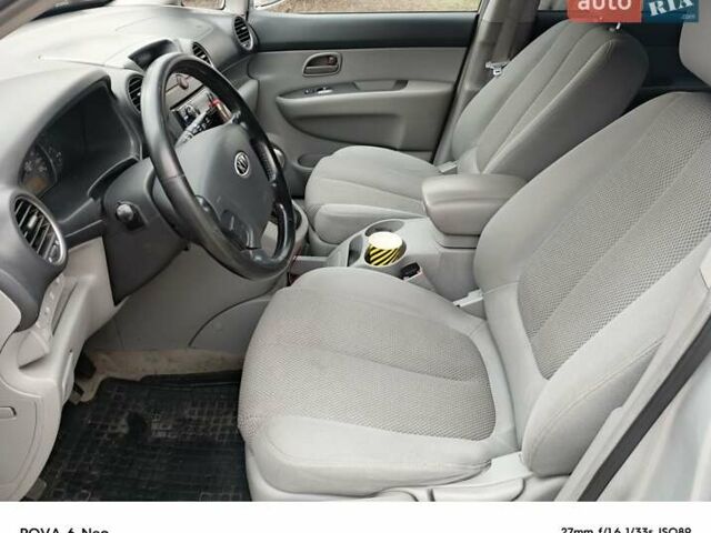 Серый Киа Каренс, объемом двигателя 2 л и пробегом 274 тыс. км за 5300 $, фото 4 на Automoto.ua