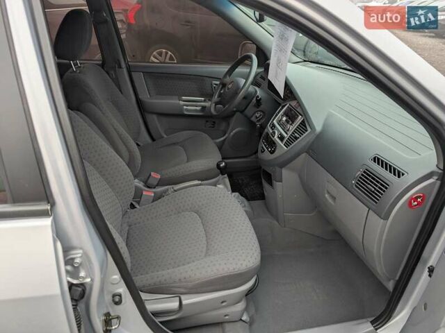 Серый Киа Каренс, объемом двигателя 2 л и пробегом 215 тыс. км за 5450 $, фото 33 на Automoto.ua
