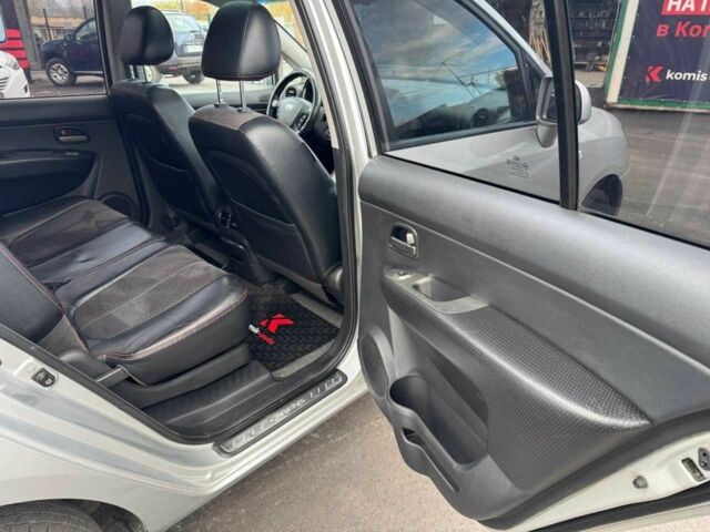Киа Каренс 2006 в Виннице на Automoto.ua Серый Киа Каренс, объемом двигателя 2 л и пробегом 354 тыс. км за 5599 $, фото 18 на Automoto.ua