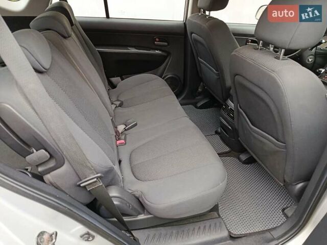 Серый Киа Каренс, объемом двигателя 2 л и пробегом 222 тыс. км за 5500 $, фото 7 на Automoto.ua