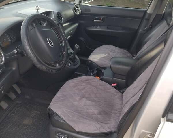Сірий Кіа Каренс, об'ємом двигуна 2 л та пробігом 219 тис. км за 6600 $, фото 15 на Automoto.ua