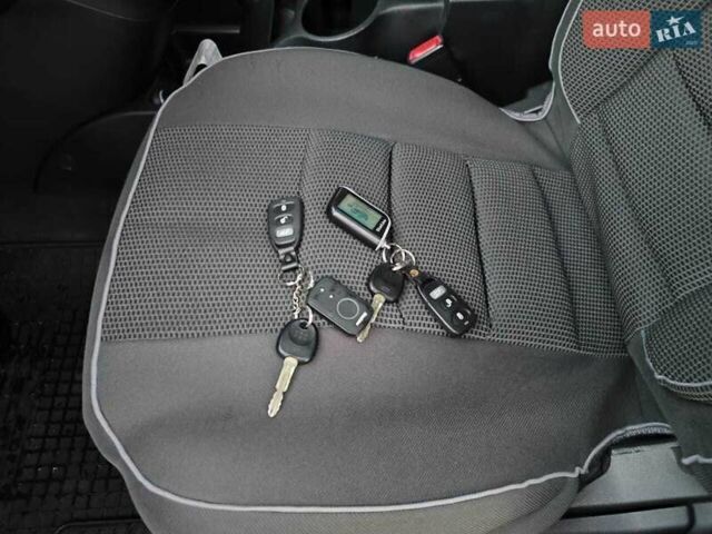 Серый Киа Каренс, объемом двигателя 2 л и пробегом 163 тыс. км за 5400 $, фото 38 на Automoto.ua