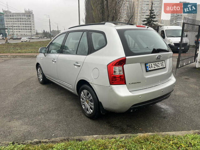 Серый Киа Каренс, объемом двигателя 2 л и пробегом 220 тыс. км за 3950 $, фото 4 на Automoto.ua
