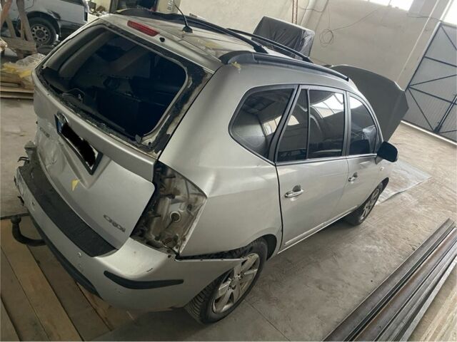 Серый Киа Каренс, объемом двигателя 2 л и пробегом 305 тыс. км за 2800 $, фото 4 на Automoto.ua