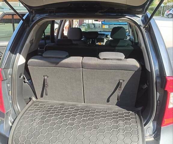 Серый Киа Каренс, объемом двигателя 2 л и пробегом 300 тыс. км за 6300 $, фото 10 на Automoto.ua