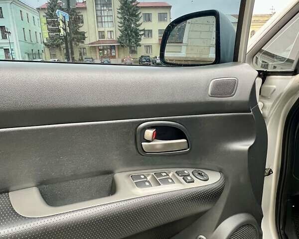 Серый Киа Каренс, объемом двигателя 2 л и пробегом 173 тыс. км за 6700 $, фото 18 на Automoto.ua