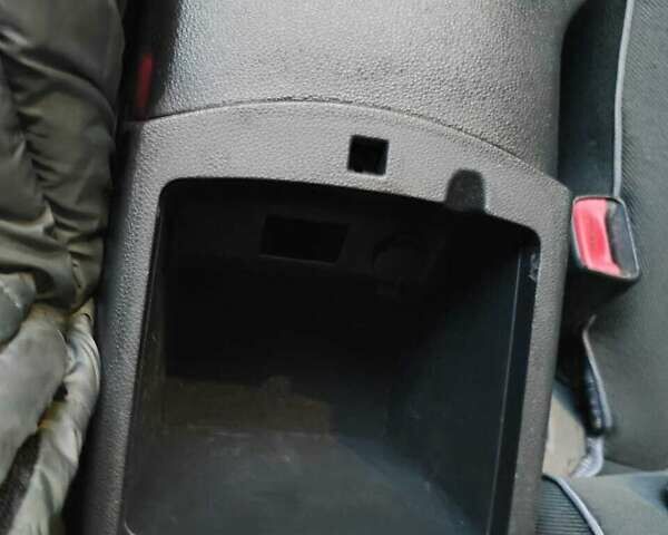 Серый Киа Каренс, объемом двигателя 2 л и пробегом 163 тыс. км за 5400 $, фото 34 на Automoto.ua