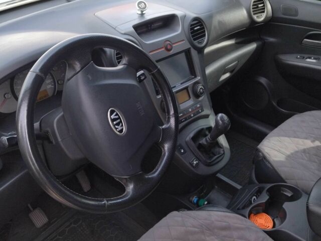 Сірий Кіа Каренс, об'ємом двигуна 2 л та пробігом 219 тис. км за 7150 $, фото 6 на Automoto.ua