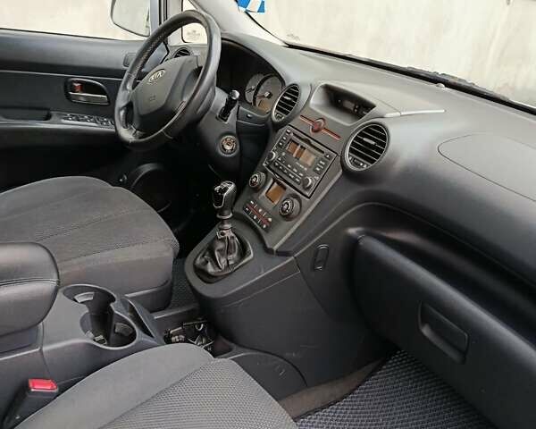 Серый Киа Каренс, объемом двигателя 2 л и пробегом 222 тыс. км за 5500 $, фото 6 на Automoto.ua