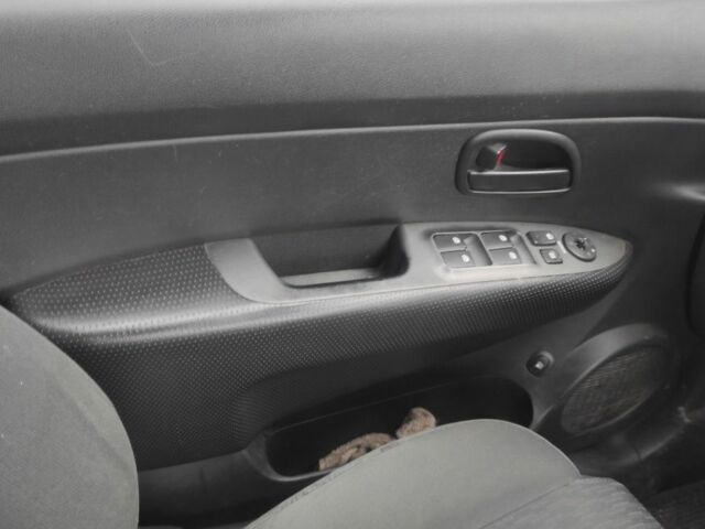 Киа Каренс 2007 в Киеве на Automoto.ua Серый Киа Каренс, объемом двигателя 2 л и пробегом 450 тыс. км за 2700 $, фото 10 на Automoto.ua