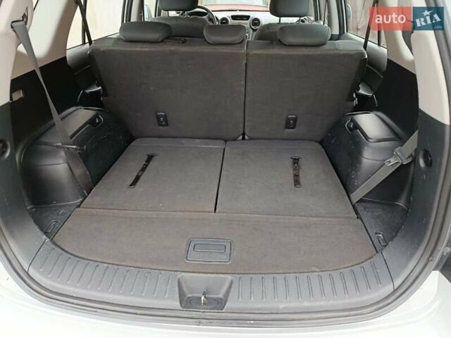 Серый Киа Каренс, объемом двигателя 2 л и пробегом 222 тыс. км за 5500 $, фото 2 на Automoto.ua