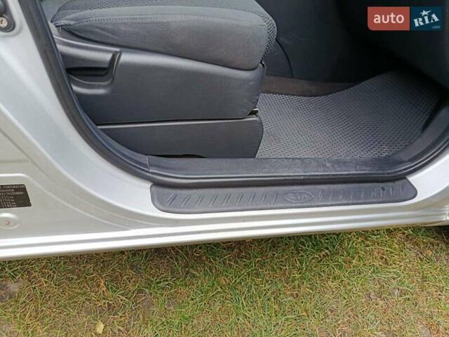 Серый Киа Каренс, объемом двигателя 2 л и пробегом 222 тыс. км за 5500 $, фото 5 на Automoto.ua