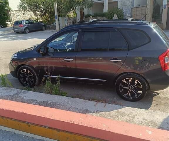 Серый Киа Каренс, объемом двигателя 2 л и пробегом 300 тыс. км за 6300 $, фото 2 на Automoto.ua