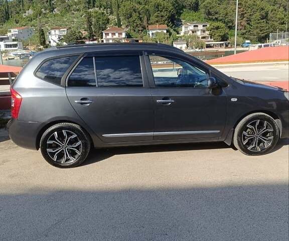 Серый Киа Каренс, объемом двигателя 2 л и пробегом 300 тыс. км за 6300 $, фото 1 на Automoto.ua