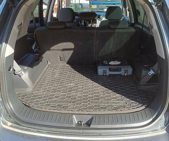 Серый Киа Каренс, объемом двигателя 2 л и пробегом 300 тыс. км за 6300 $, фото 4 на Automoto.ua