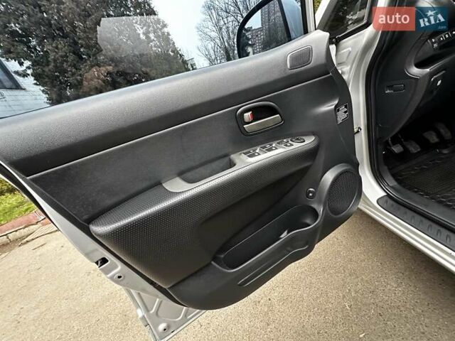 Серый Киа Каренс, объемом двигателя 2 л и пробегом 280 тыс. км за 4999 $, фото 23 на Automoto.ua