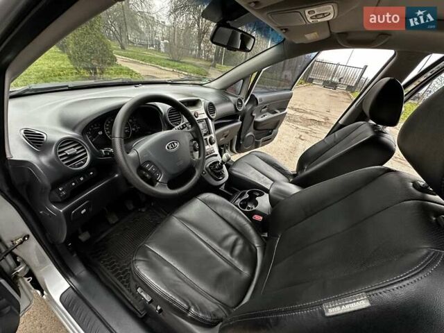 Серый Киа Каренс, объемом двигателя 2 л и пробегом 280 тыс. км за 4999 $, фото 21 на Automoto.ua