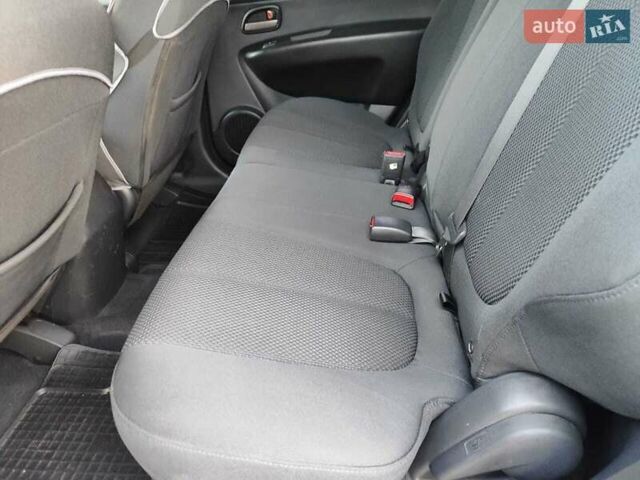 Серый Киа Каренс, объемом двигателя 2 л и пробегом 163 тыс. км за 5400 $, фото 40 на Automoto.ua