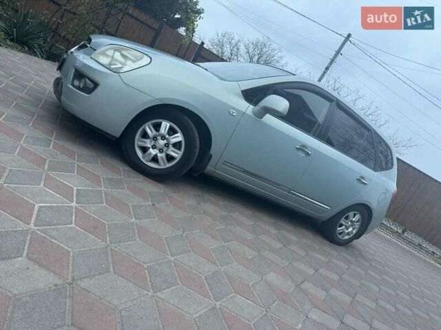 Серый Киа Каренс, объемом двигателя 2 л и пробегом 275 тыс. км за 4250 $, фото 2 на Automoto.ua