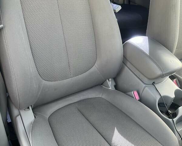 Сірий Кіа Каренс, об'ємом двигуна 2 л та пробігом 273 тис. км за 6300 $, фото 13 на Automoto.ua