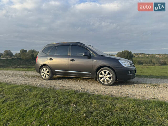 Серый Киа Каренс, объемом двигателя 2 л и пробегом 300 тыс. км за 6900 $, фото 2 на Automoto.ua