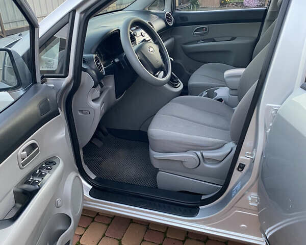 Серый Киа Каренс, объемом двигателя 2 л и пробегом 198 тыс. км за 6800 $, фото 5 на Automoto.ua