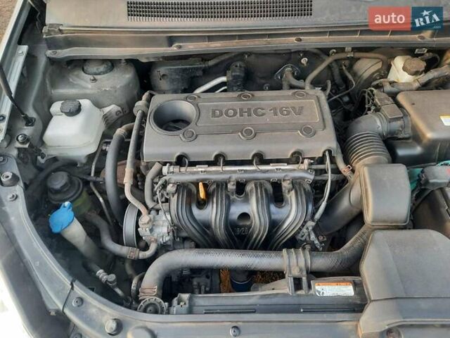 Серый Киа Каренс, объемом двигателя 2 л и пробегом 180 тыс. км за 6900 $, фото 1 на Automoto.ua